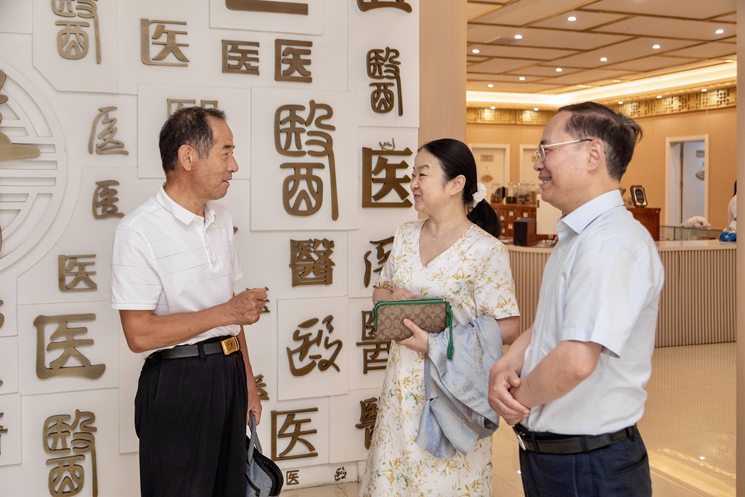淮安市科协主席解满启宣读省科协批复文件.jpg