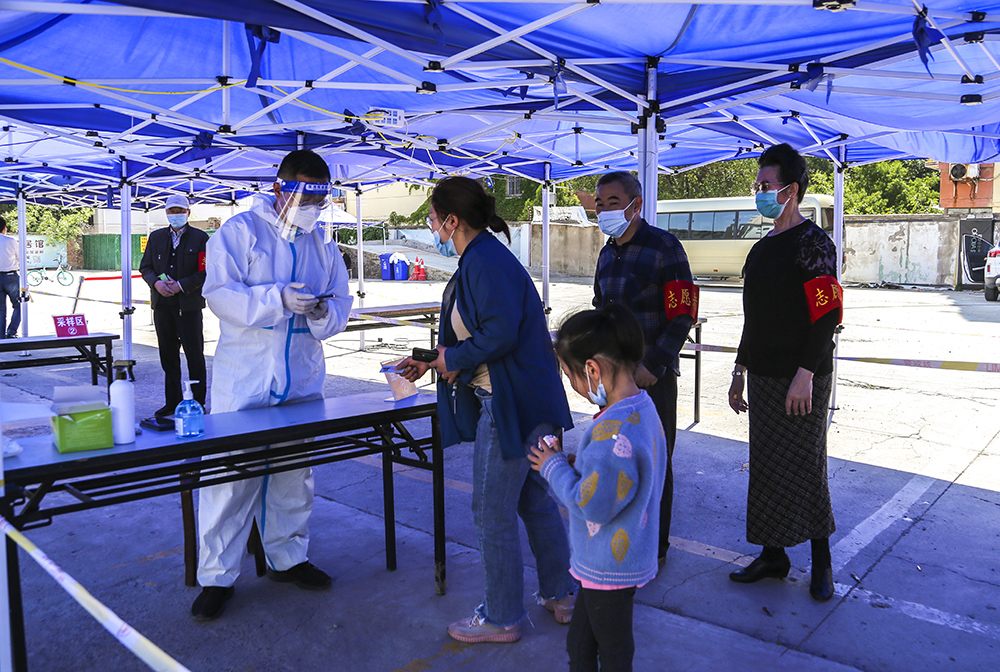5月4日，淮安市老科协志愿者参与市区核酸检测服务活动。